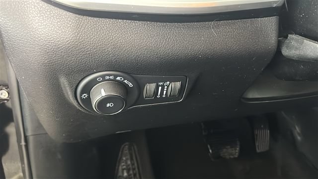 Used 2022 Jeep Compass Latitude FWD image 19
