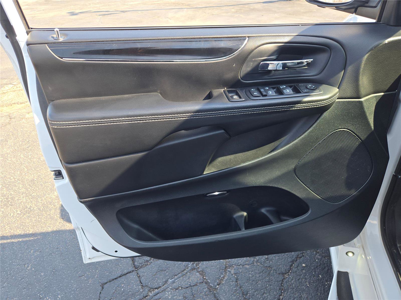 Used 2016 Dodge Grand Caravan SE image 15