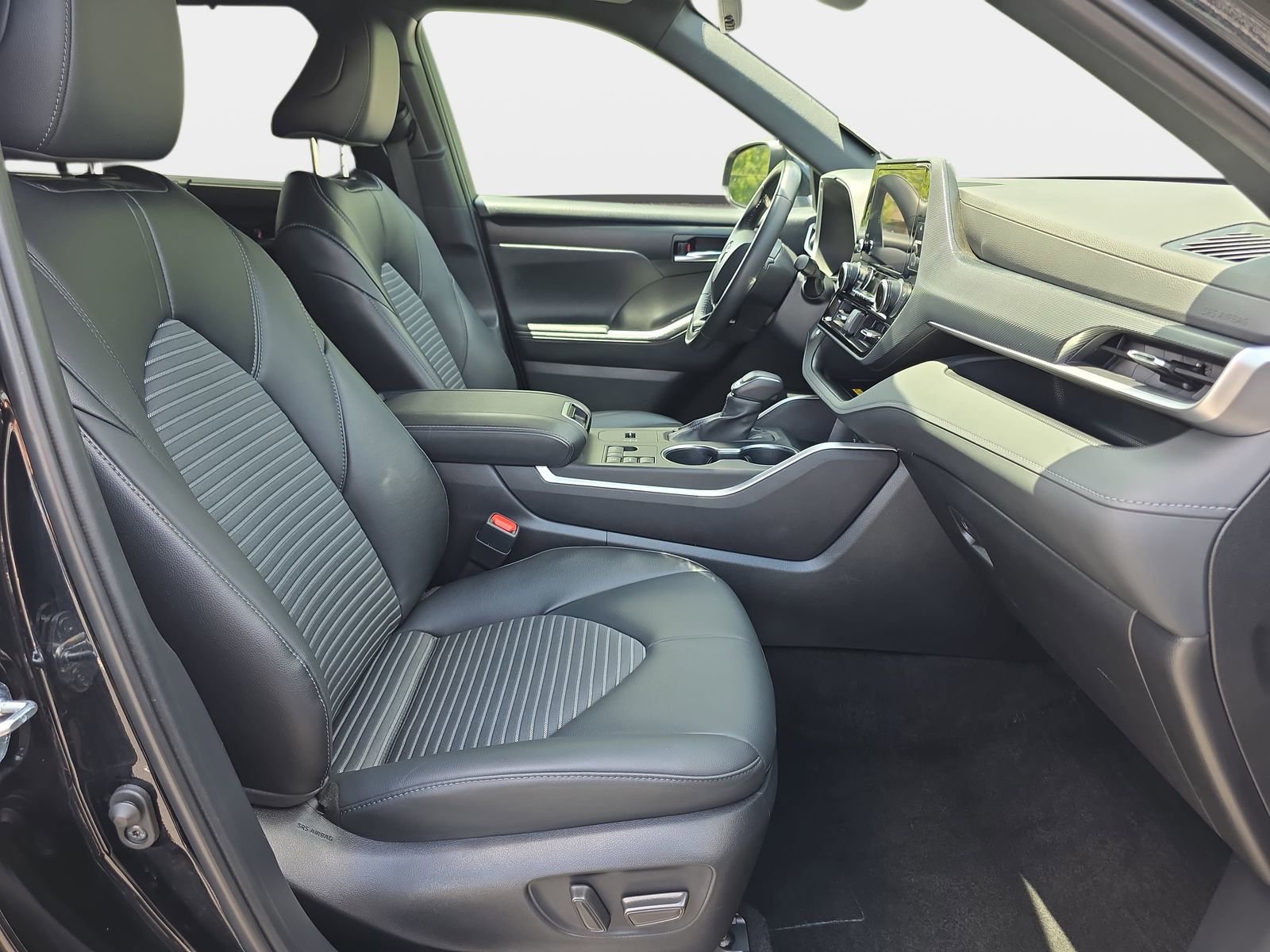 Used 2023 Toyota Highlander XSE FWD image 10