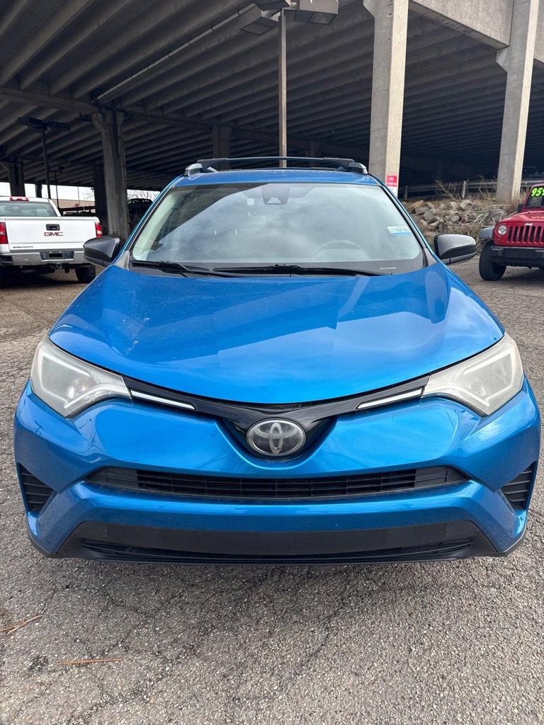Used 2018 Toyota RAV4 LE FWD image 5