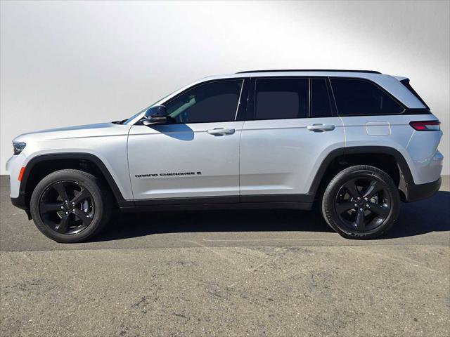 Used 2023 Jeep Grand Cherokee Altitude image 6