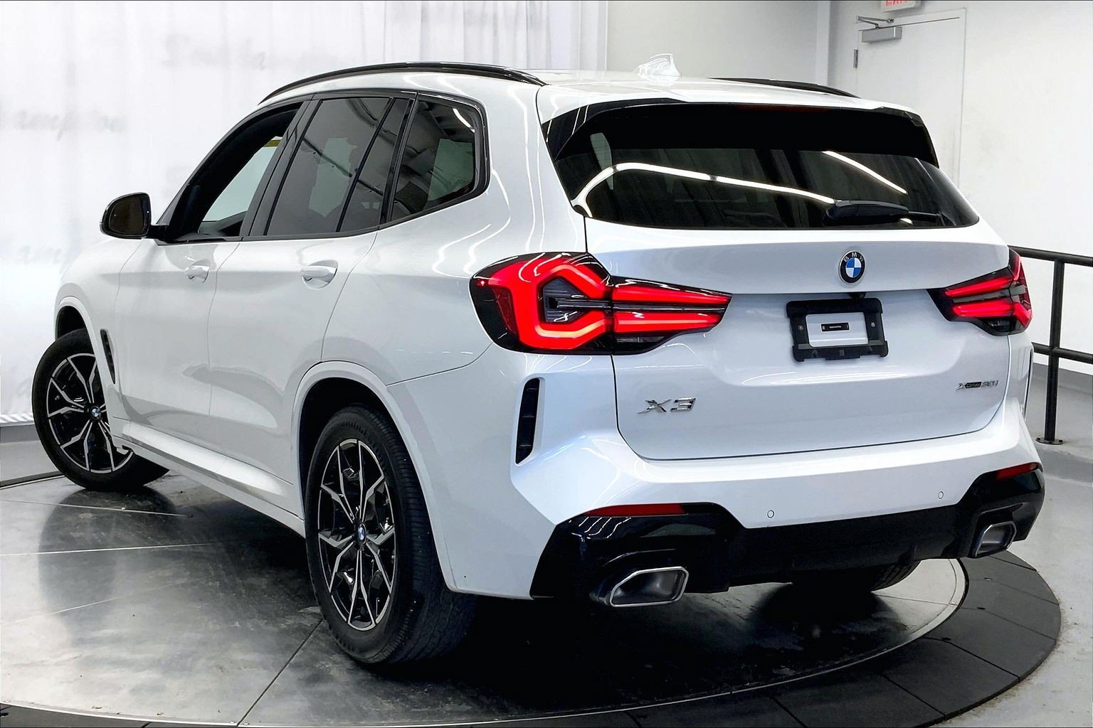 Used 2024 BMW X3 xDrive30i w/ Premium Package AWD/4WD image 3