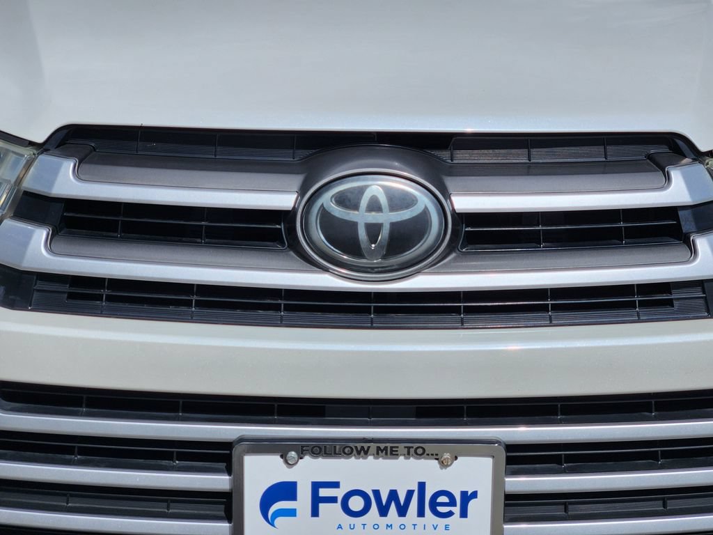 Used 2017 Toyota Highlander Plus FWD image 11