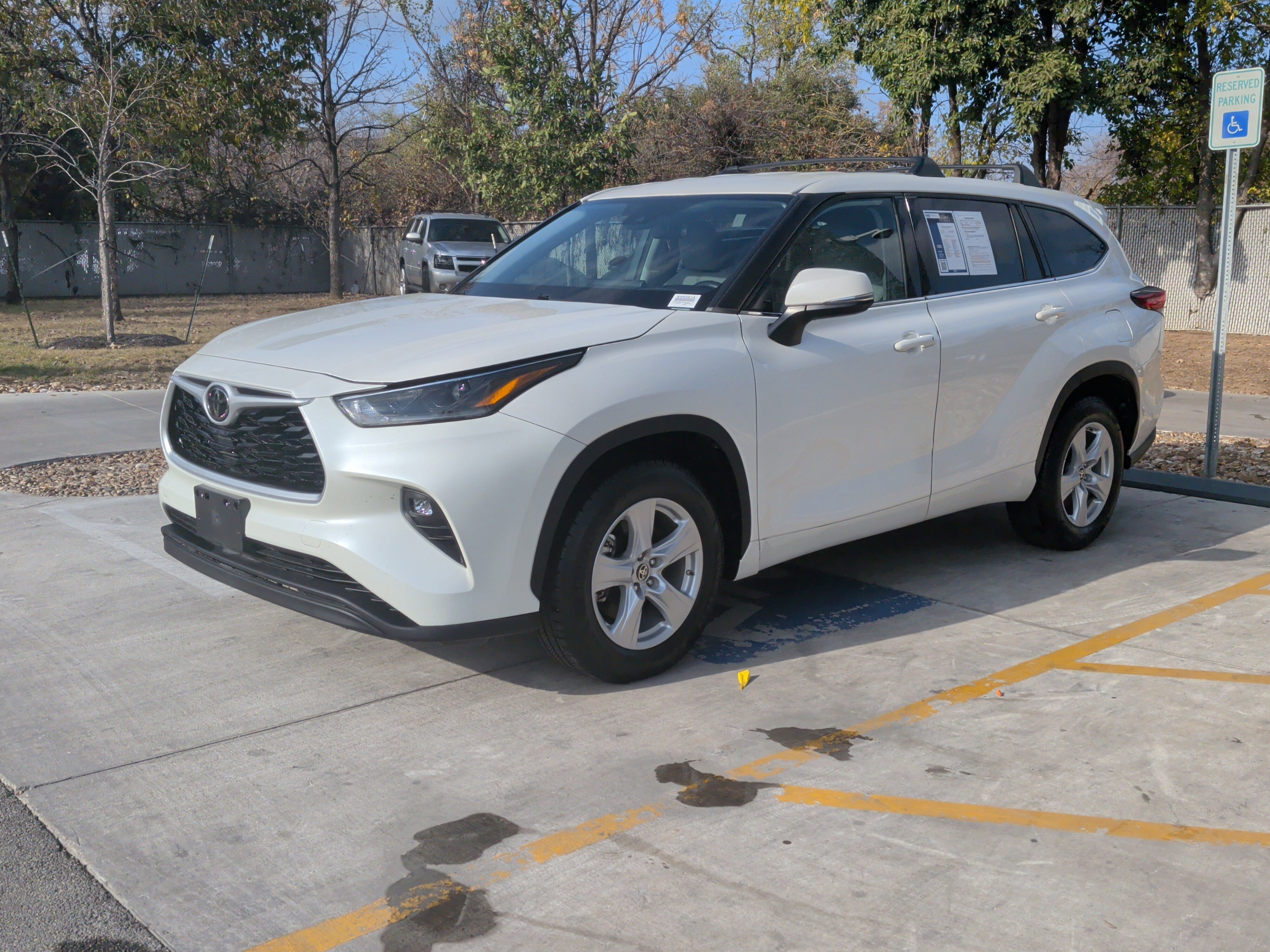 Used 2021 Toyota Highlander LE image 5