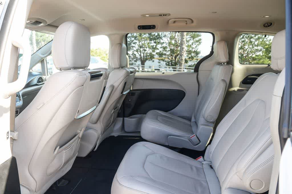 Used 2018 Chrysler Pacifica Touring-L Plus FWD image 17