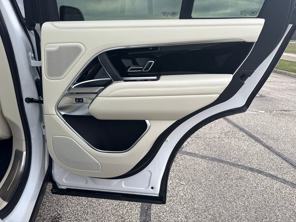 Used 2025 Land Rover Range Rover SE image 19