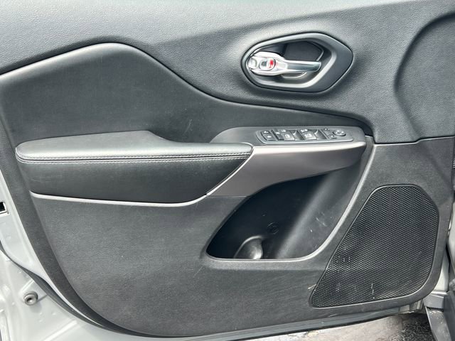 Used 2019 Jeep Cherokee Latitude Plus AWD/4WD image 15