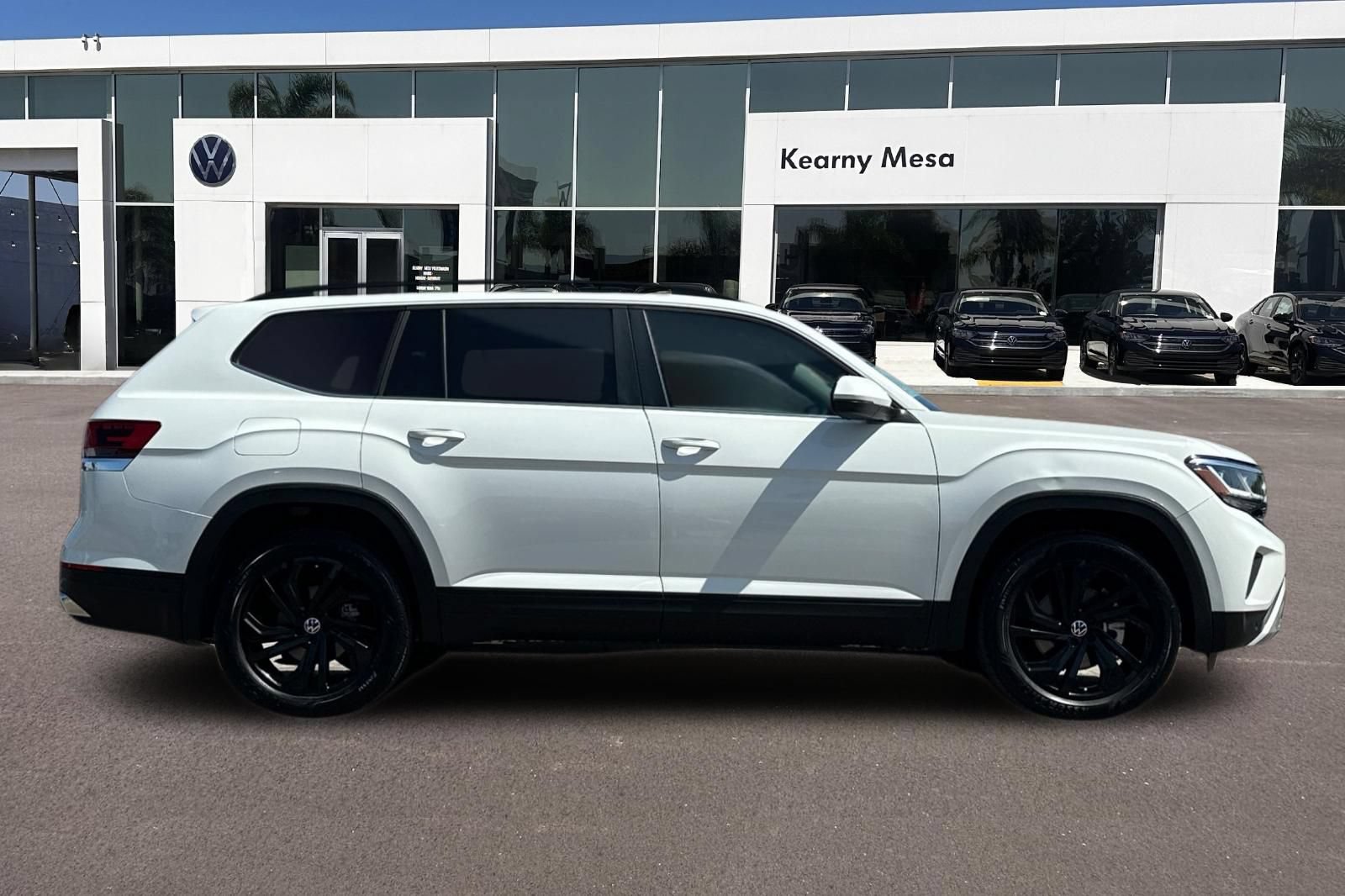 Used 2023 Volkswagen Atlas SE w/ Black Wheel Package FWD image 3