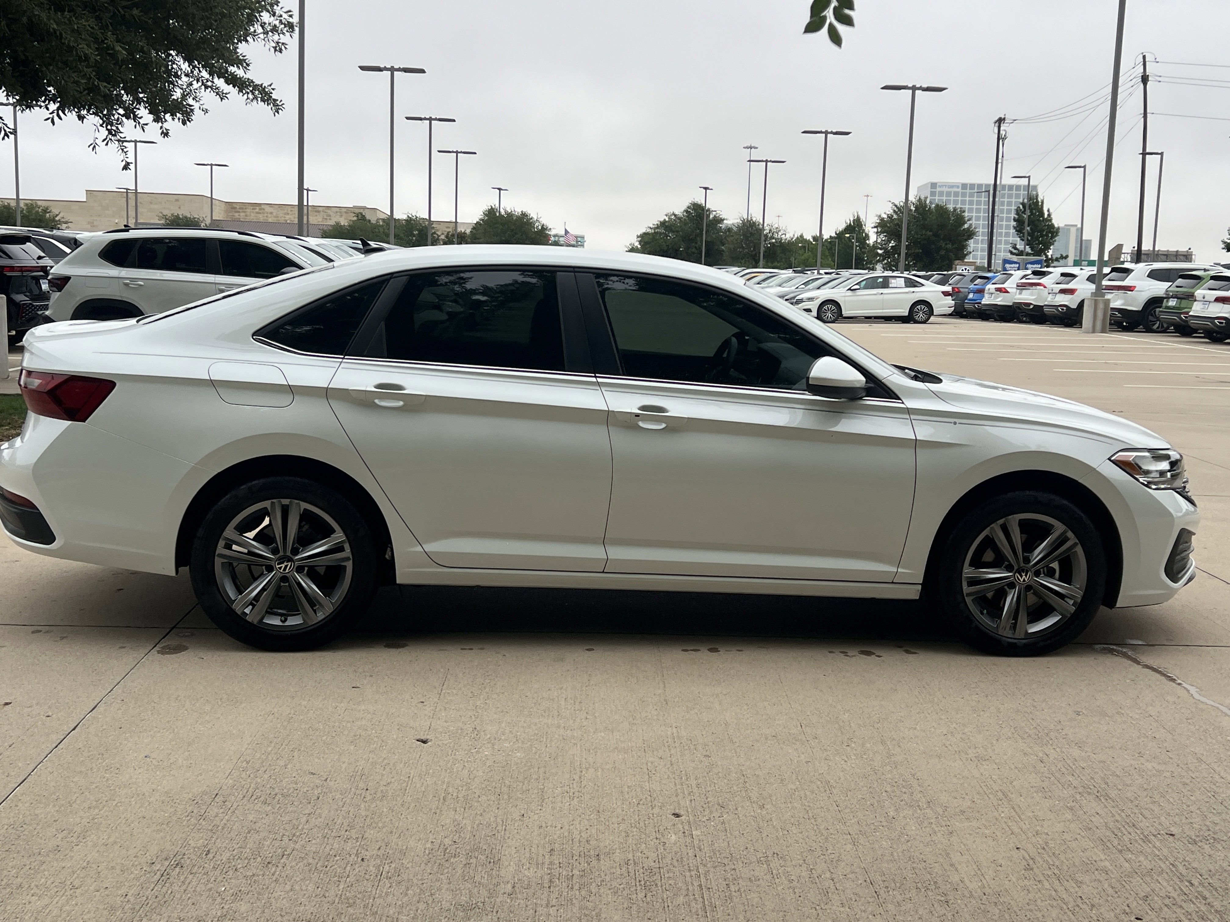 Certified 2022 Volkswagen Jetta SE FWD image 11