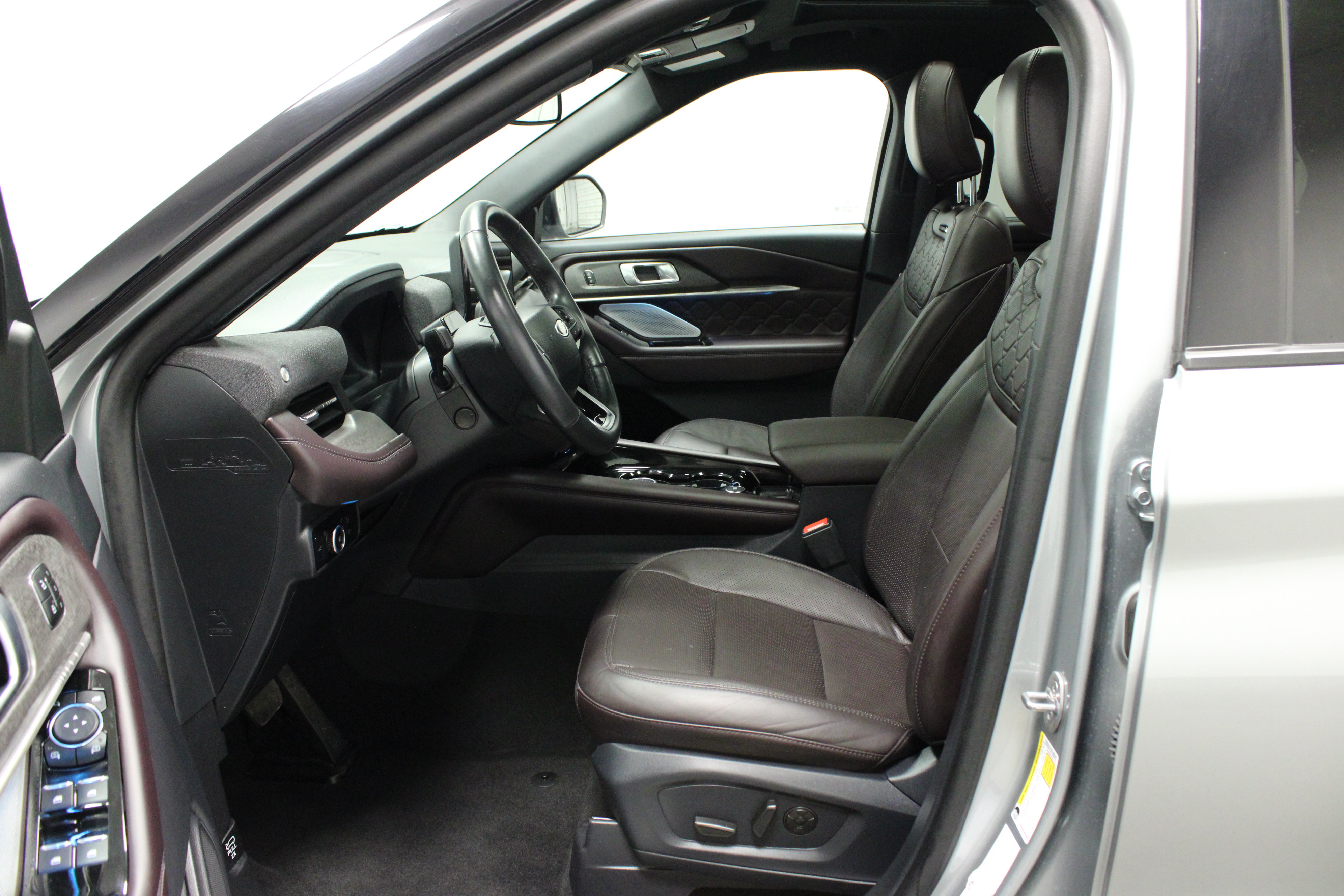 Used 2025 Ford Explorer Platinum w/ Ultimate Package AWD/4WD image 13