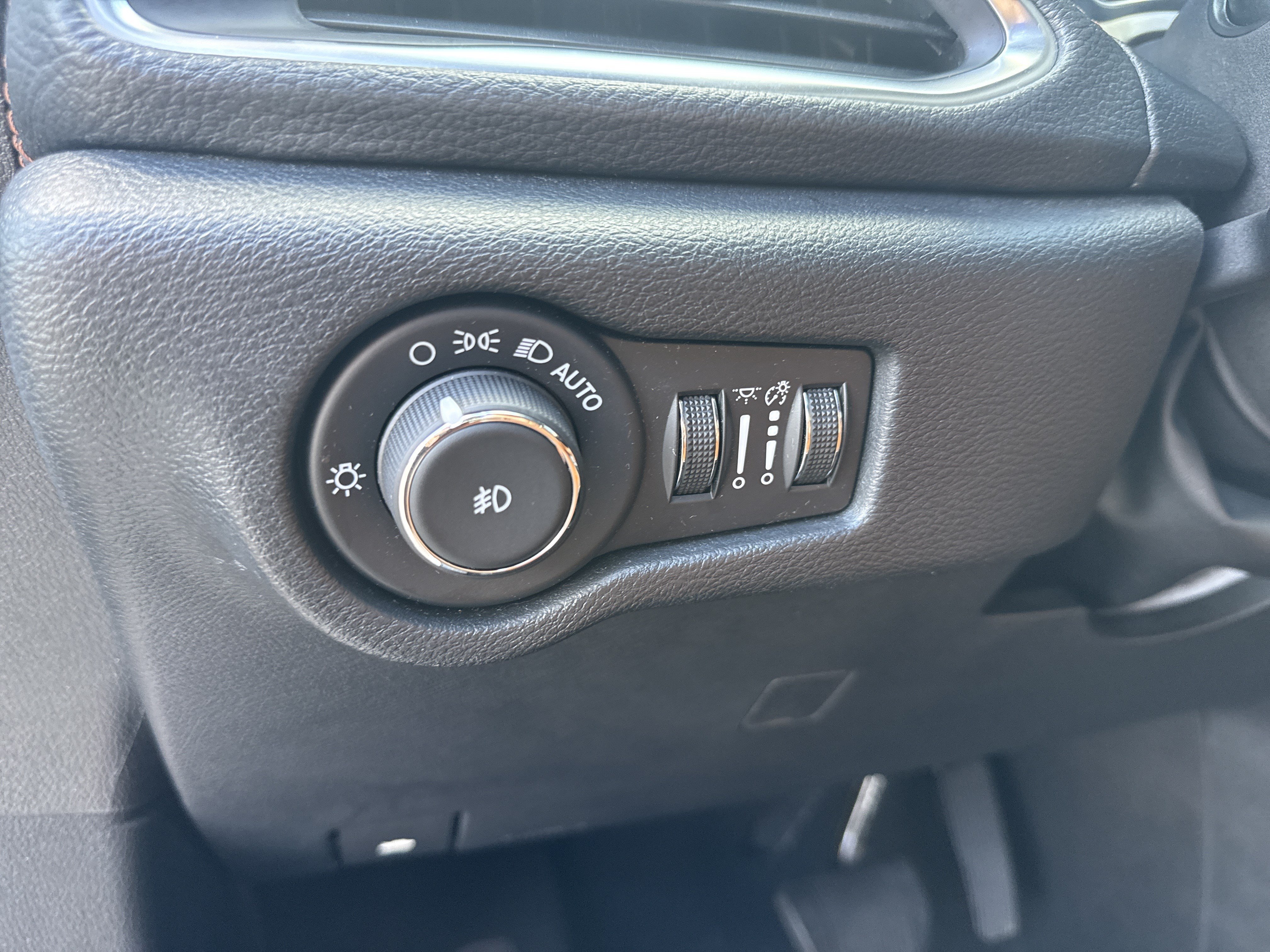 Used 2024 Chrysler Pacifica Pinnacle FWD image 33
