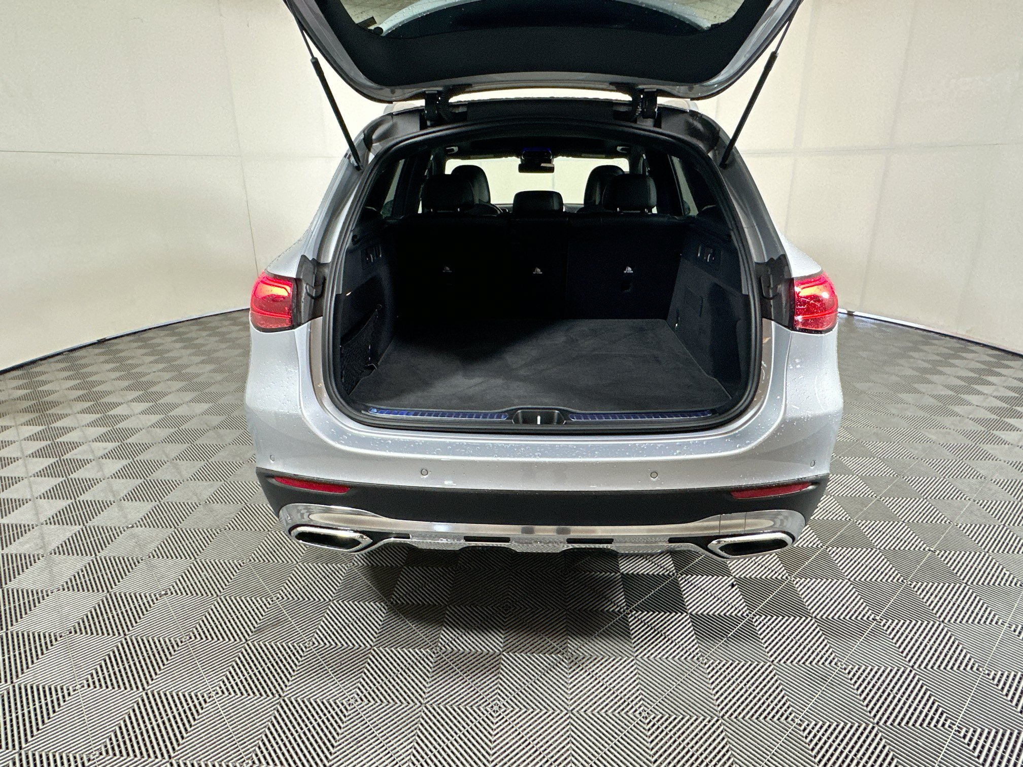 Used 2025 Mercedes-Benz GLC 300 4MATIC image 31