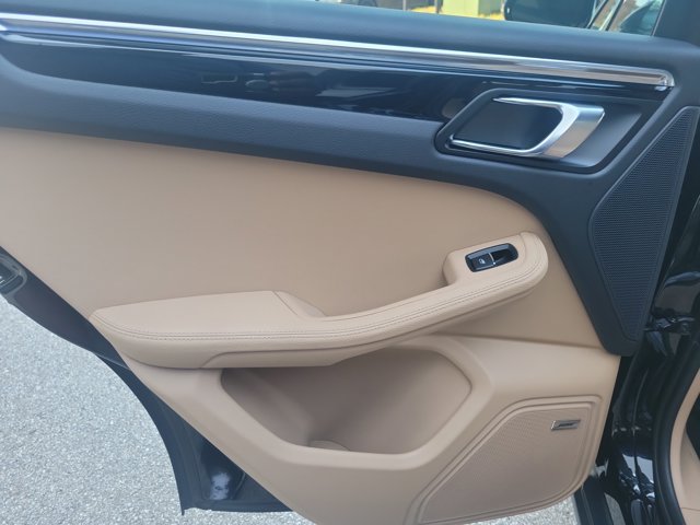 Certified 2025 Porsche Macan AWD/4WD image 21