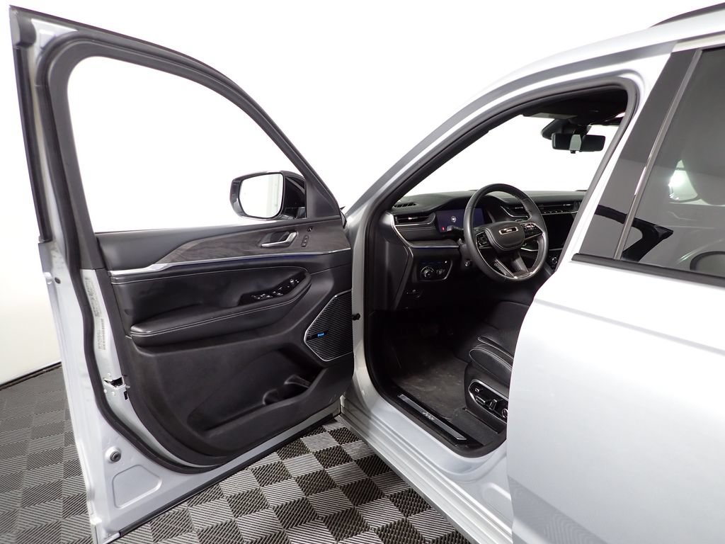 Used 2022 Jeep Grand Cherokee Overland w/ Luxury Tech Group IV AWD/4WD image 23
