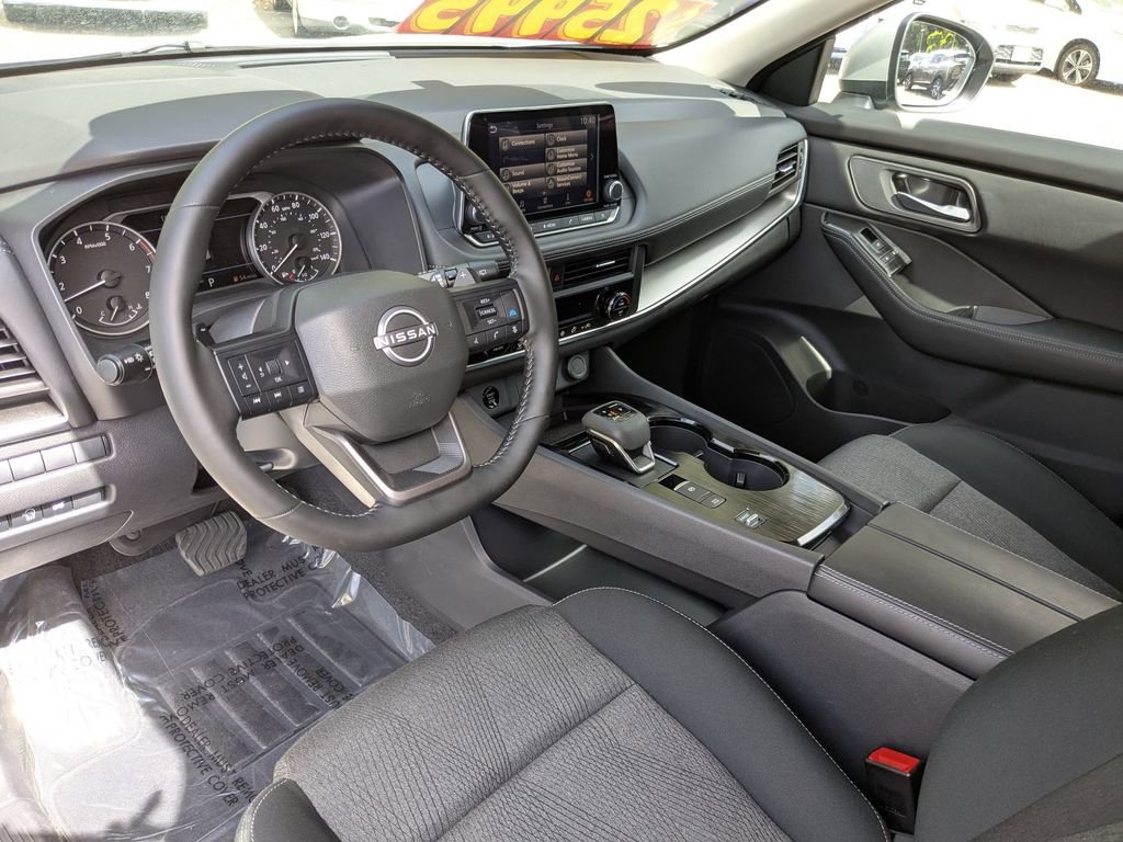 Used 2025 Nissan Rogue SV image 14