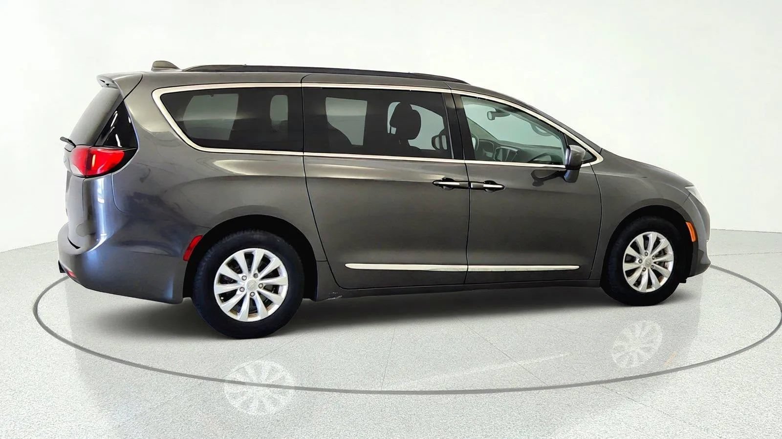 Used 2017 Chrysler Pacifica Touring-L FWD image 9