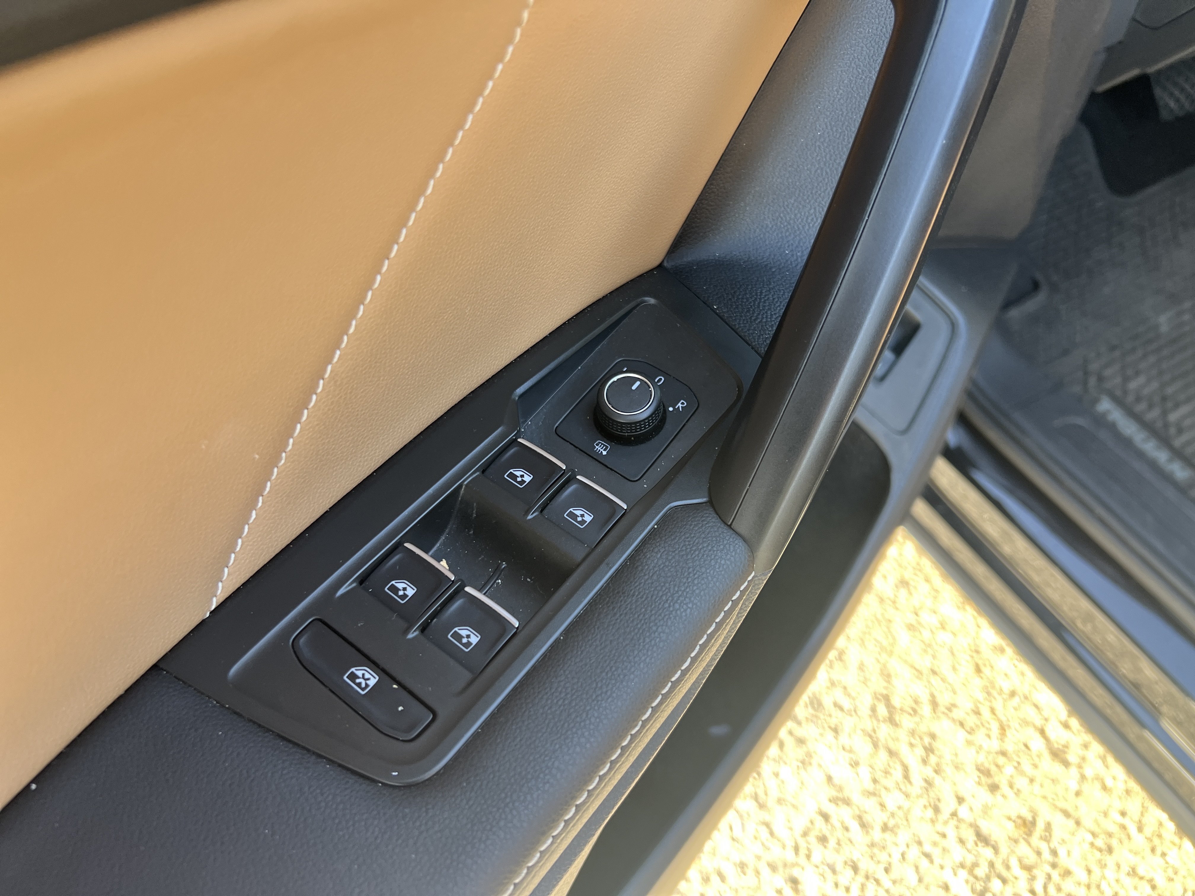 Used 2024 Volkswagen Tiguan SE w/ MDO Package, Three-Row FWD image 13