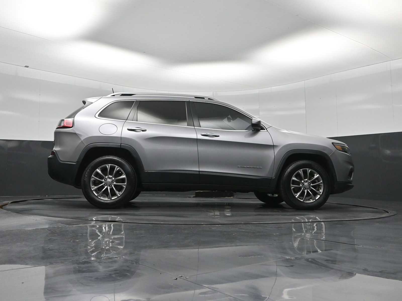 Used 2019 Jeep Cherokee Latitude Plus w/ Comfort/Convenience Group image 34