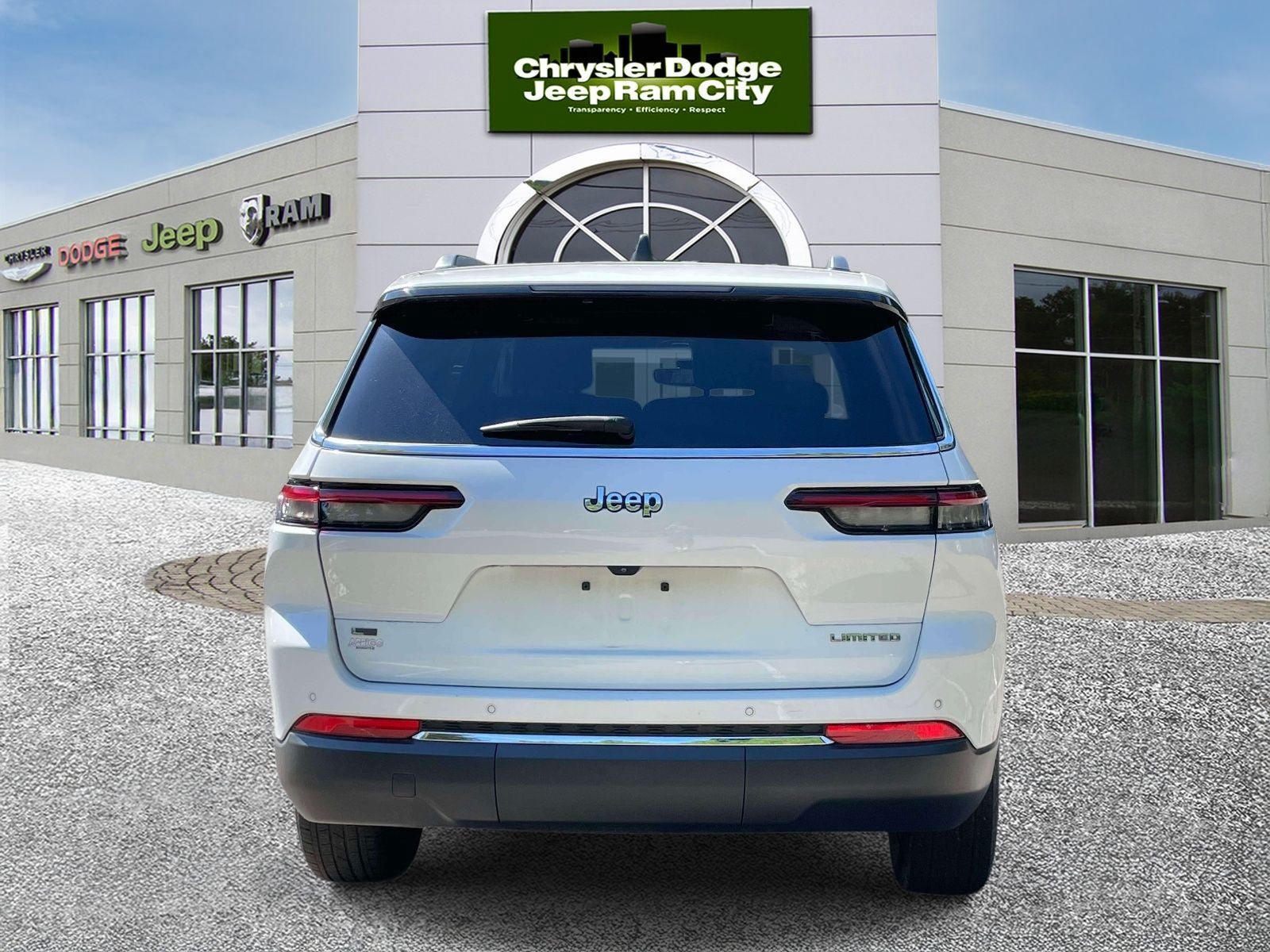 Used 2023 Jeep Grand Cherokee L Limited w/ Trailer Tow Group (B) RWD image 7