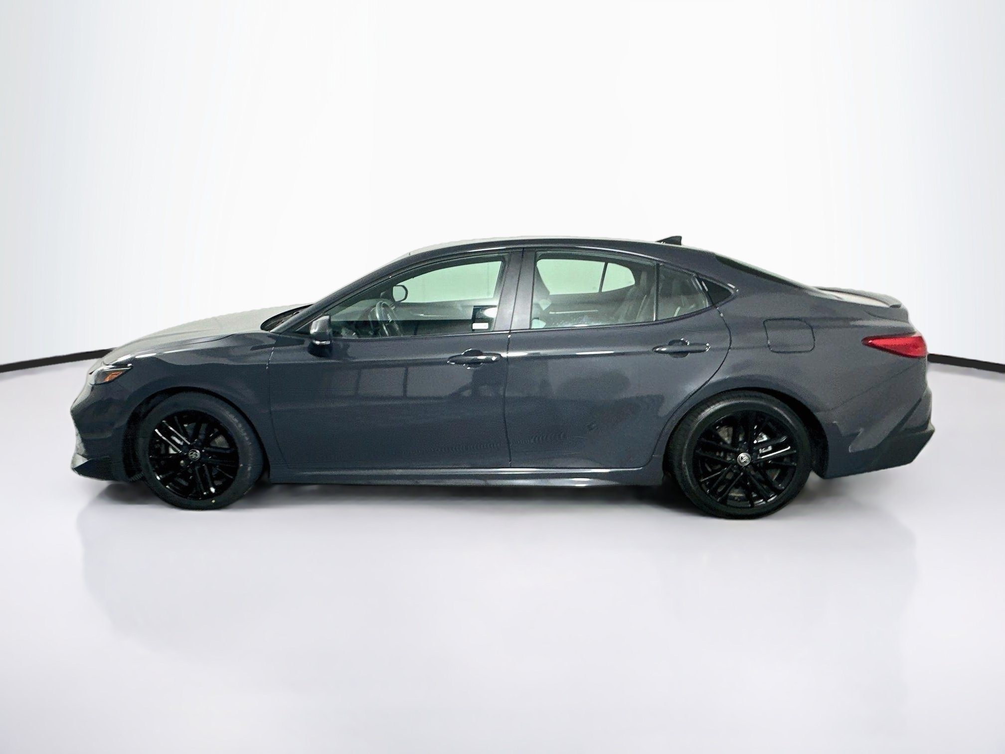 Used 2025 Toyota Camry SE FWD image 4