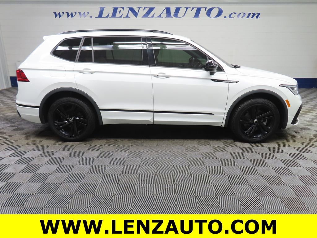 Used 2023 Volkswagen Tiguan SE R-Line image 2