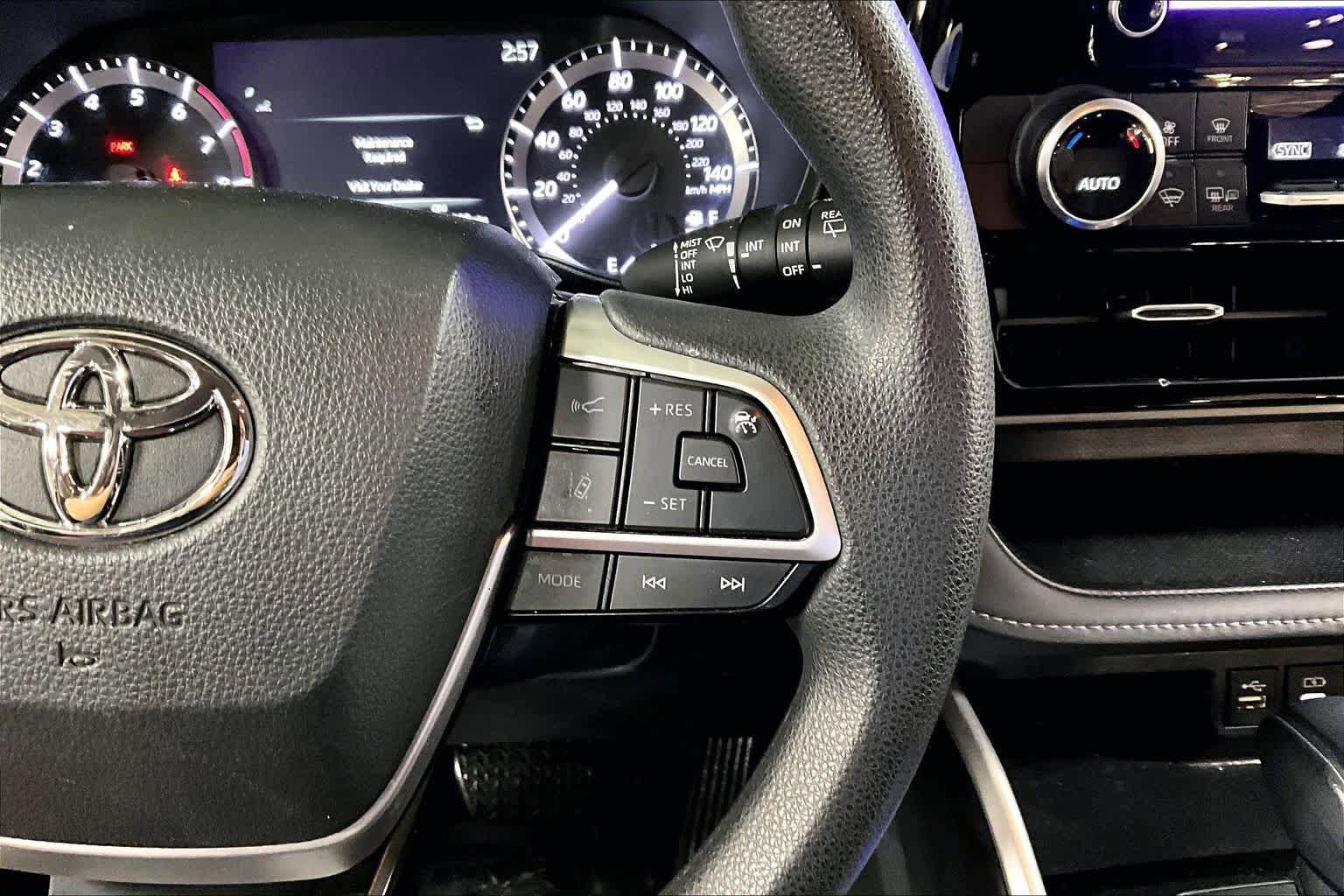Used 2023 Toyota Highlander L AWD/4WD image 25