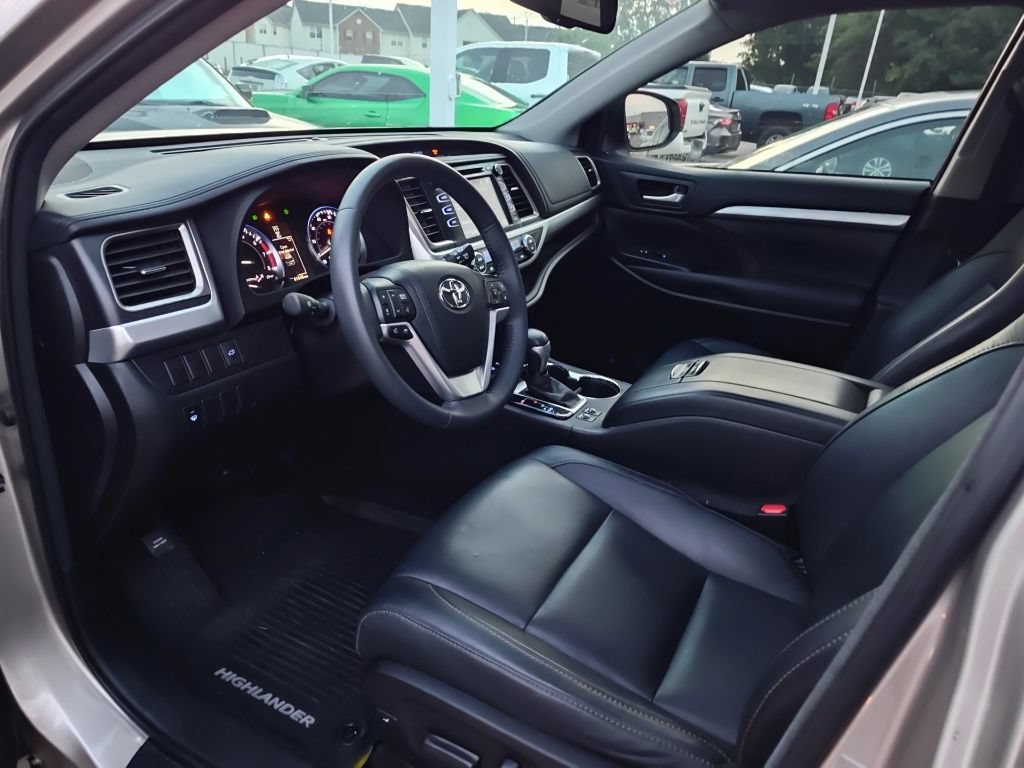 Used 2016 Toyota Highlander XLE AWD/4WD image 9