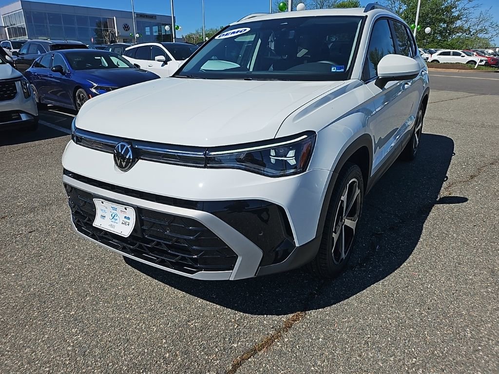 Certified 2025 Volkswagen Taos SEL image 2