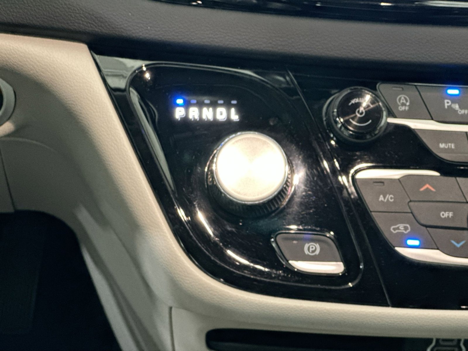 Used 2023 Chrysler Pacifica Touring-L image 31