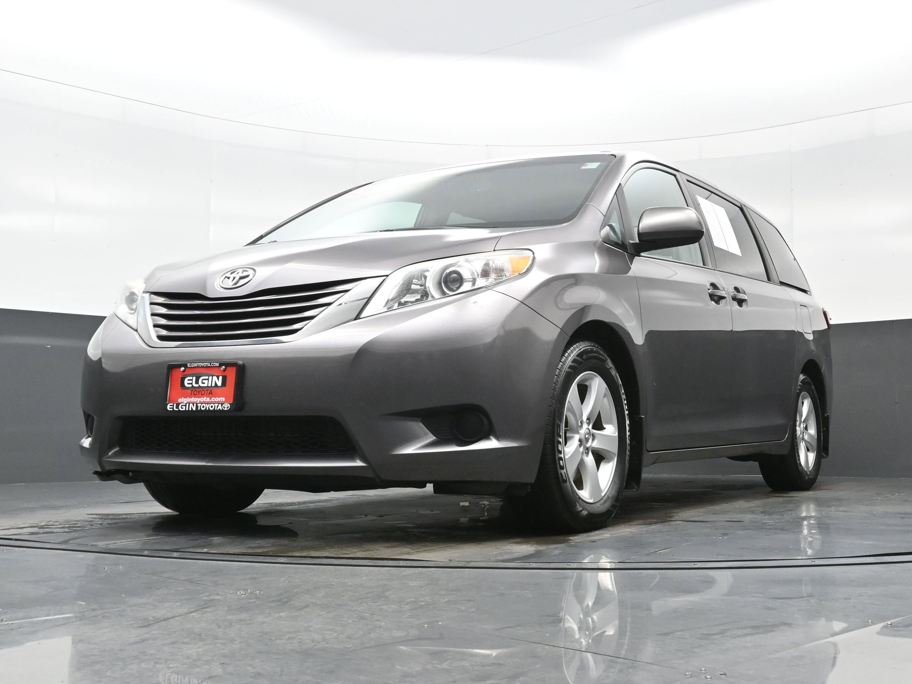 Used 2015 Toyota Sienna LE image 28