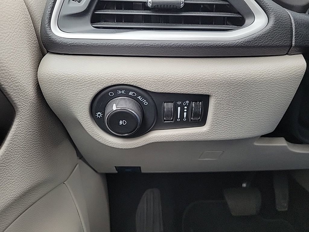 Used 2024 Chrysler Pacifica Touring-L FWD image 25