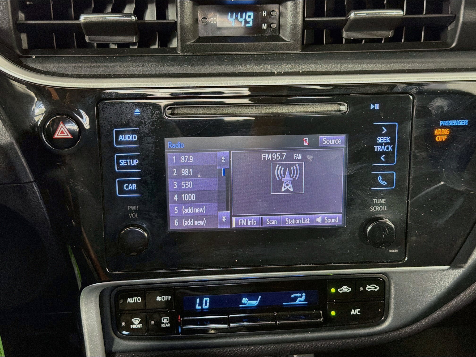 Used 2018 Toyota Corolla LE FWD image 19