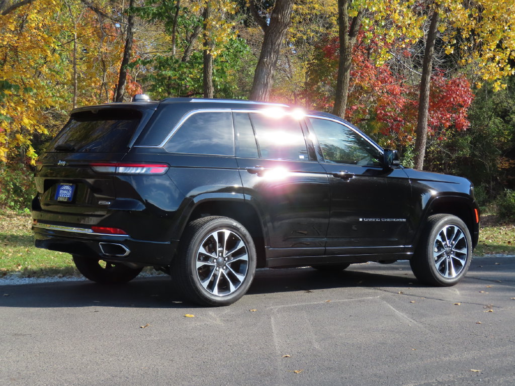 Used 2022 Jeep Grand Cherokee Overland w/ Luxury Tech Group IV AWD/4WD image 3