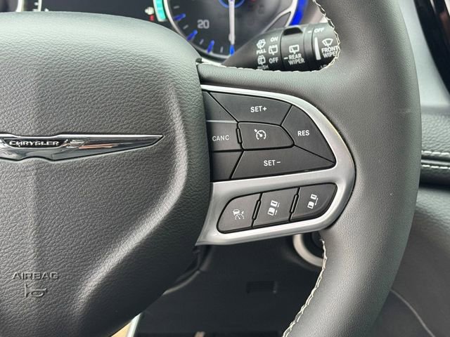 Used 2026 Chrysler Pacifica Limited image 27