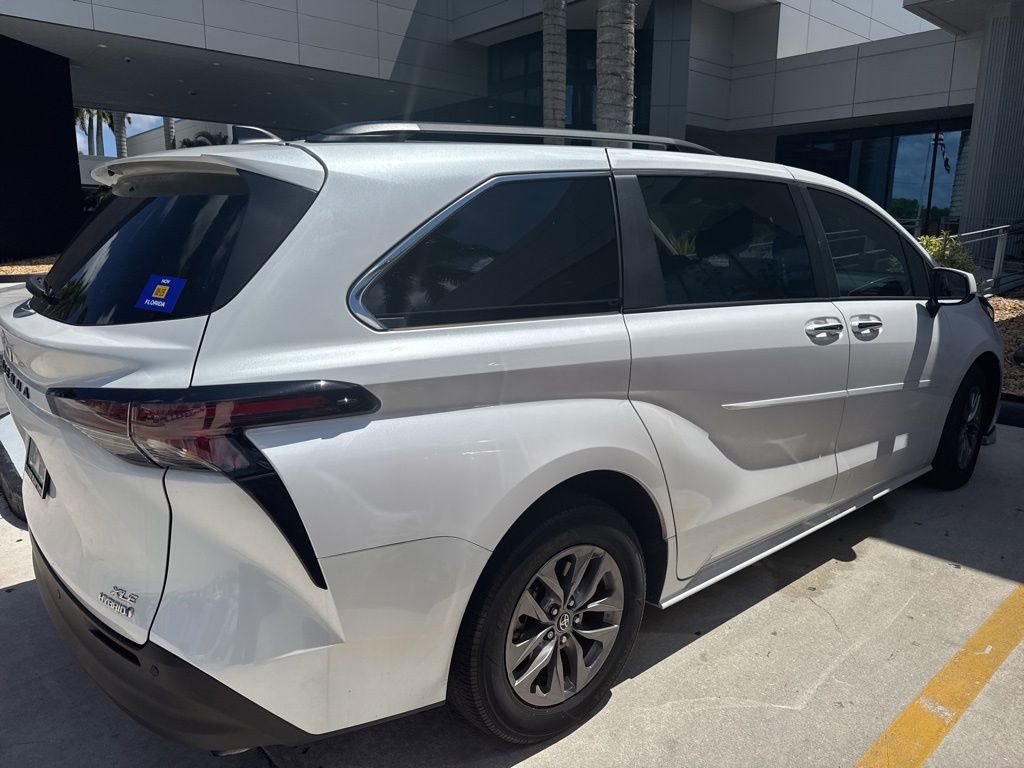 Used 2024 Toyota Sienna XLE image 5