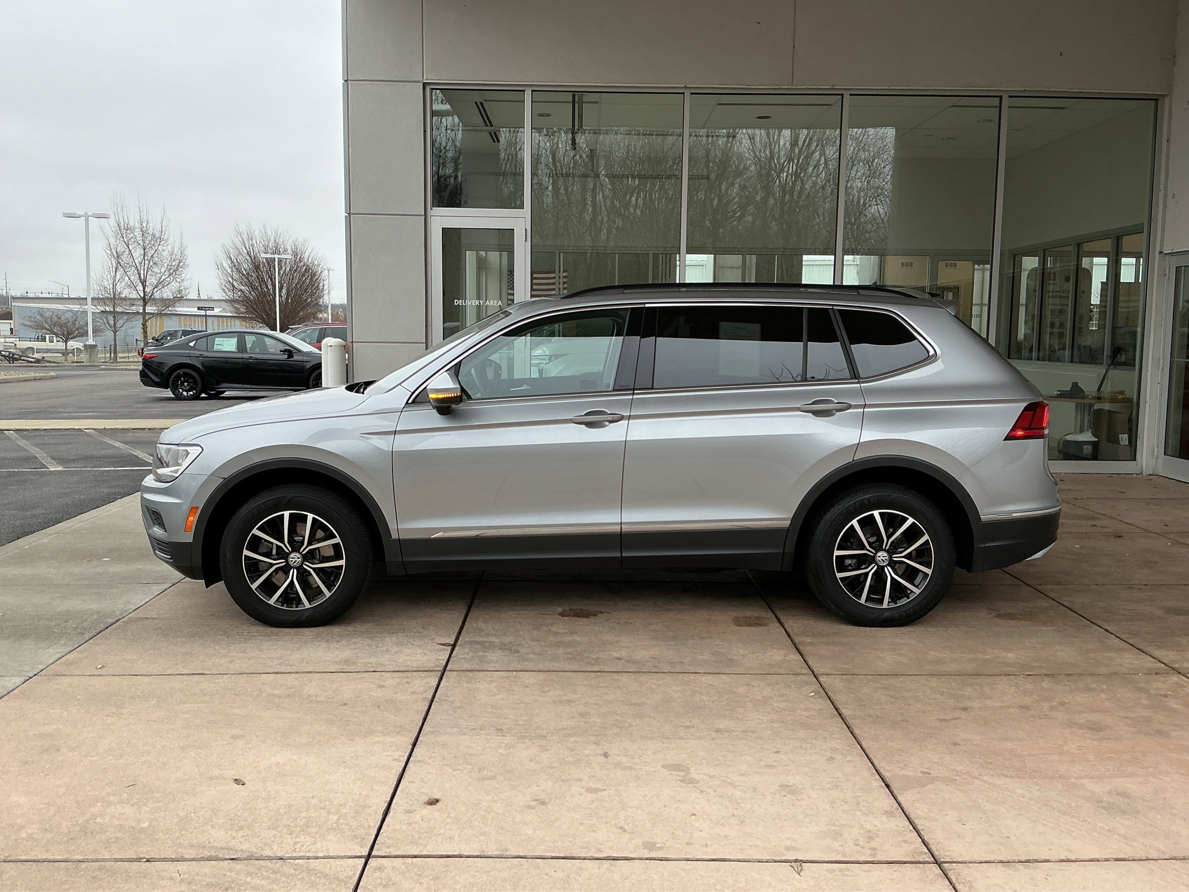 Used 2021 Volkswagen Tiguan SE w/ Panoramic Sunroof Package image 19