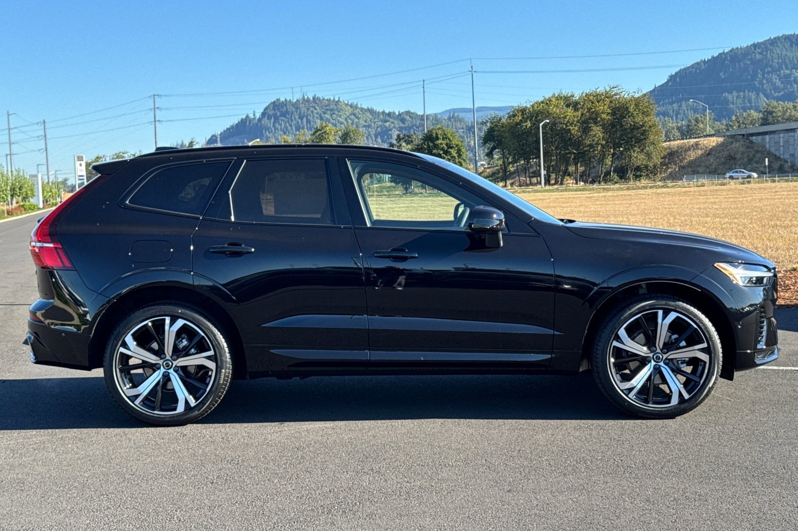 New 2025 Volvo XC60 B5 Ultra w/ Protection Package Premier image 2