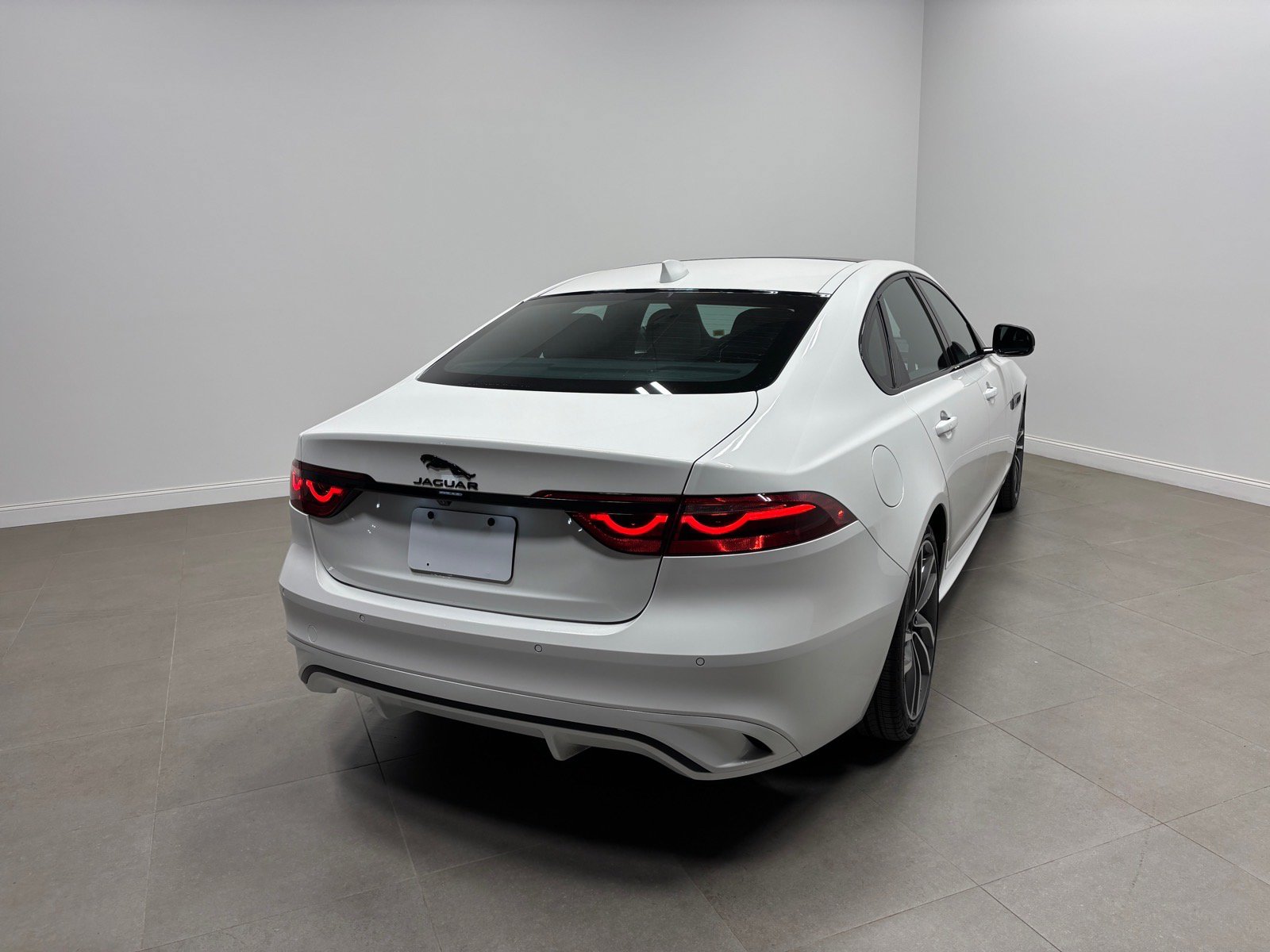 Used 2024 Jaguar XF R-Dynamic SE AWD/4WD image 7
