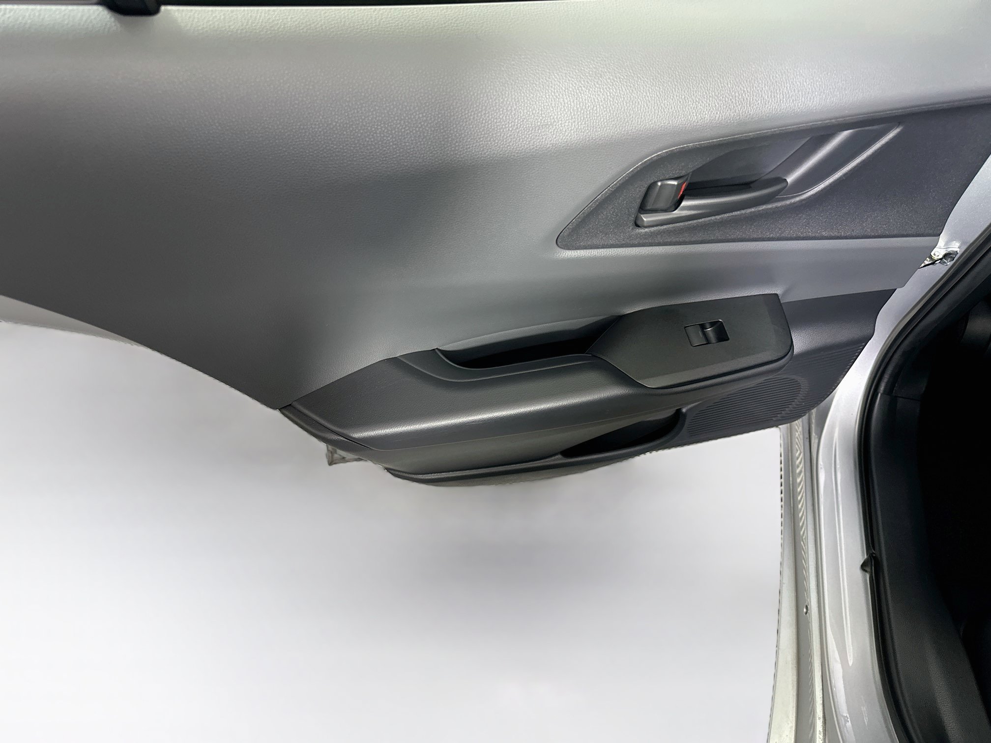 Used 2025 Toyota Prius LE FWD image 25