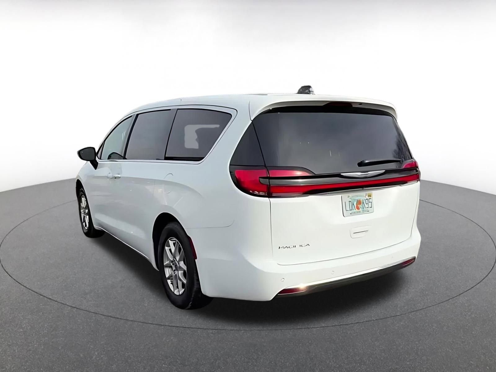 Used 2025 Chrysler Pacifica Select image 11