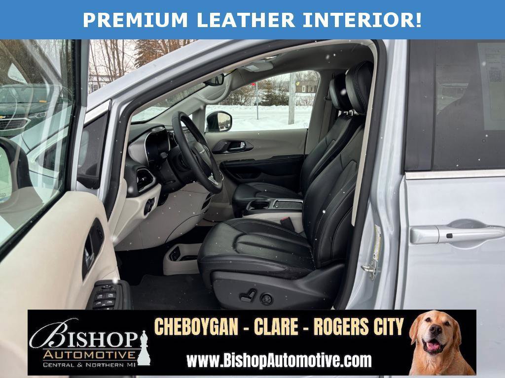 Used 2023 Chrysler Pacifica Touring-L image 10