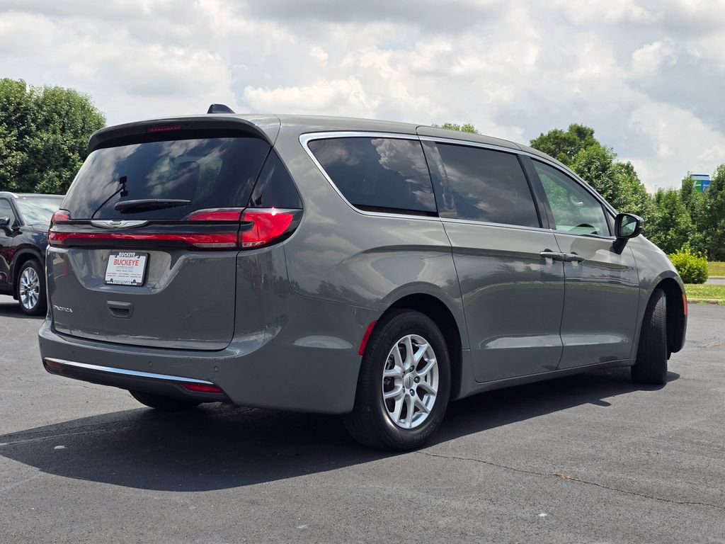 Used 2023 Chrysler Pacifica Touring-L FWD image 8