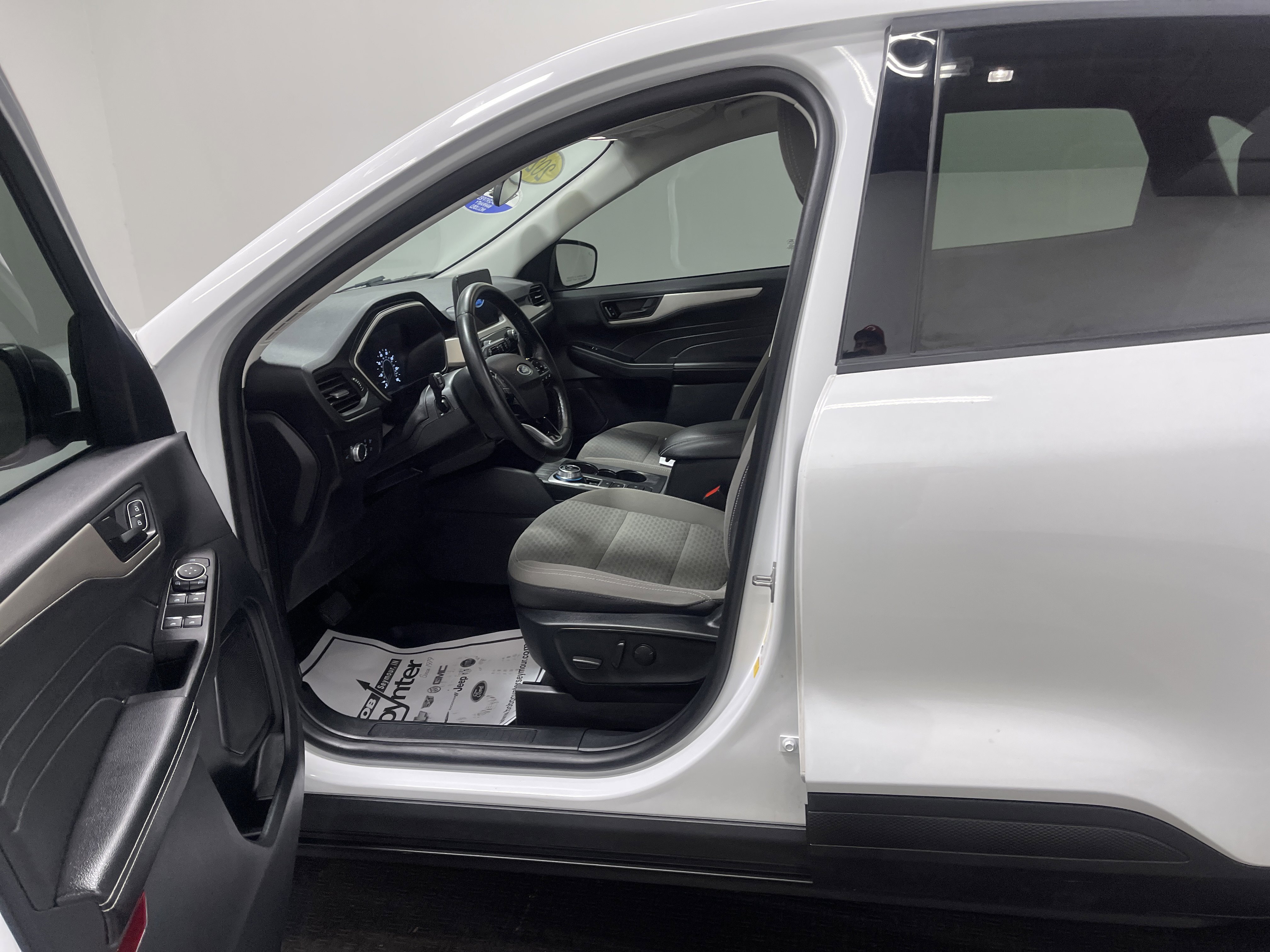 Used 2022 Ford Escape SE w/ SE Sport Appearance Package image 9