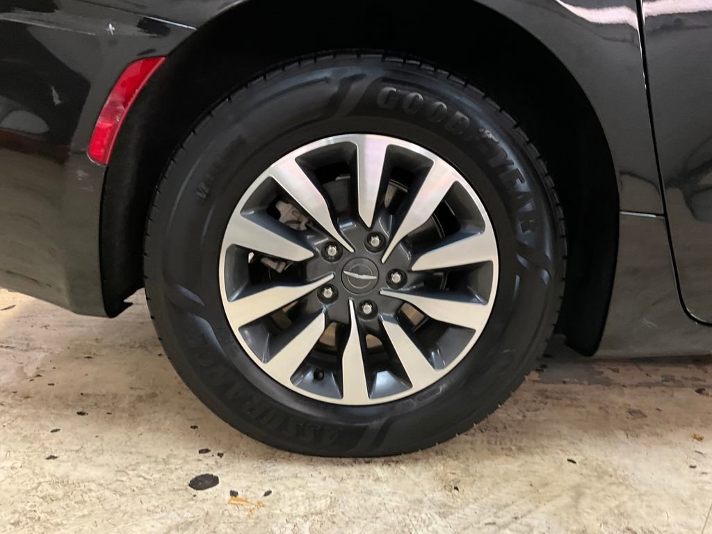 Used 2021 Chrysler Pacifica Touring-L image 13