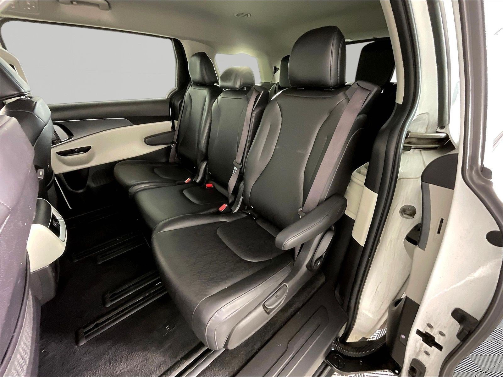 Used 2023 Kia Carnival LX FWD image 22