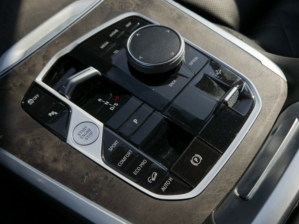 Used 2023 BMW X7 xDrive40i w/ Climate Comfort Package image 15