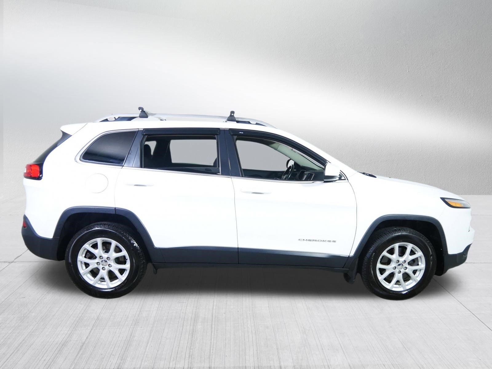 Used 2017 Jeep Cherokee Latitude w/ Cold Weather Group AWD/4WD image 8