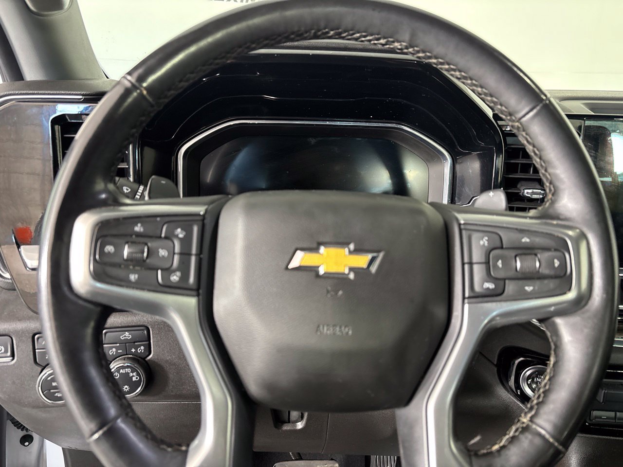 Used 2025 Chevrolet Silverado 1500 LT AWD/4WD image 10