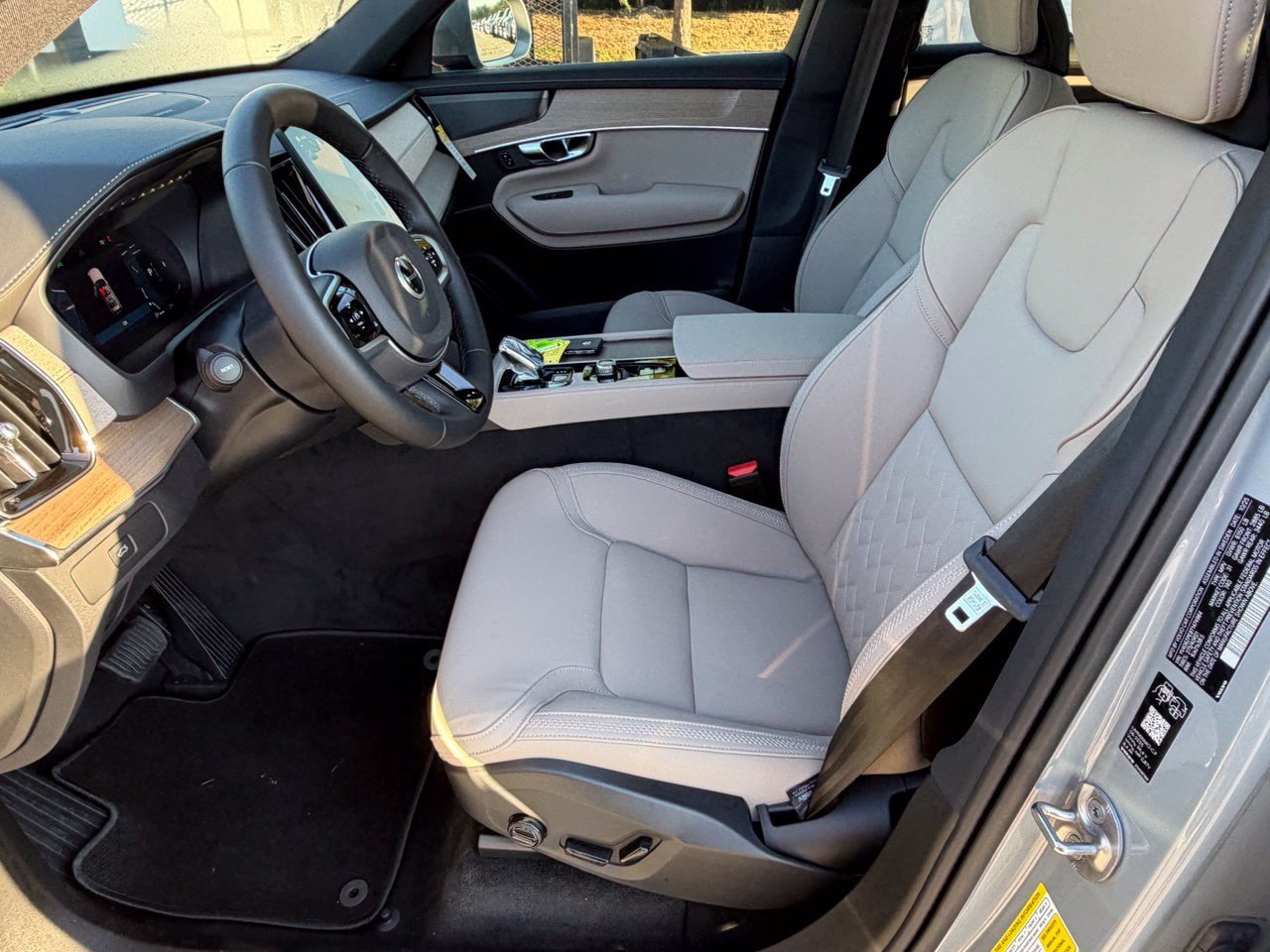 New 2026 Volvo XC90 B6 Plus w/ Protection Package Premier AWD/4WD image 17