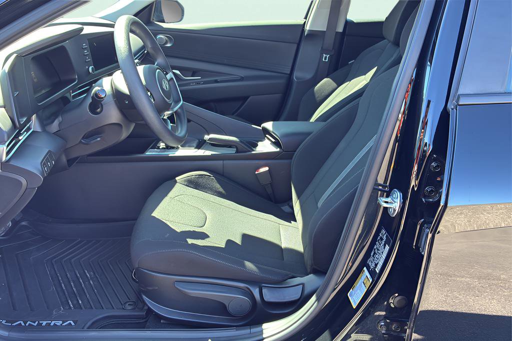 Certified 2025 Hyundai Elantra SE image 12